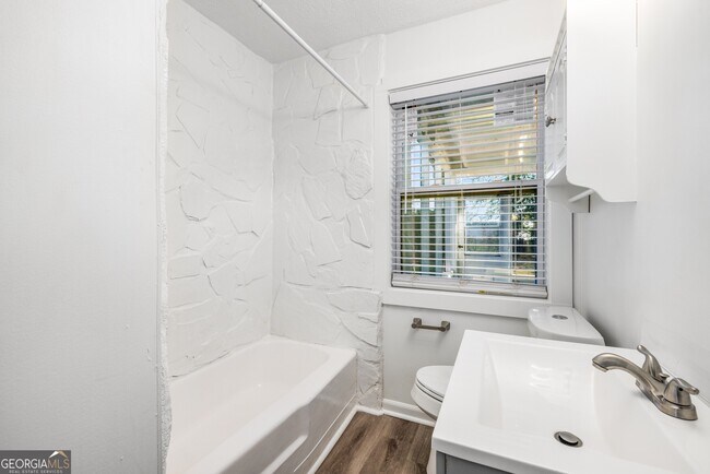 Building Photo - 1801 Crestridge Dr SE