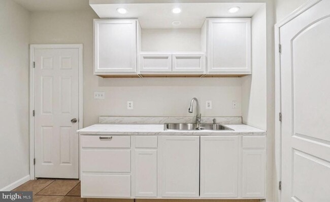 Building Photo - 6005 Armaan Dr