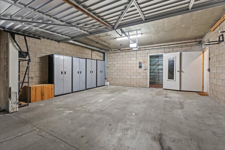 Building Photo - 2550 S Centinela Ave