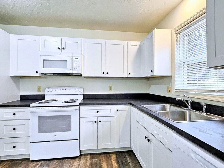 Building Photo - 205 Riverview Dr