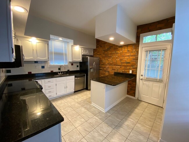Building Photo - Beautiful Italian Village Single Family House!