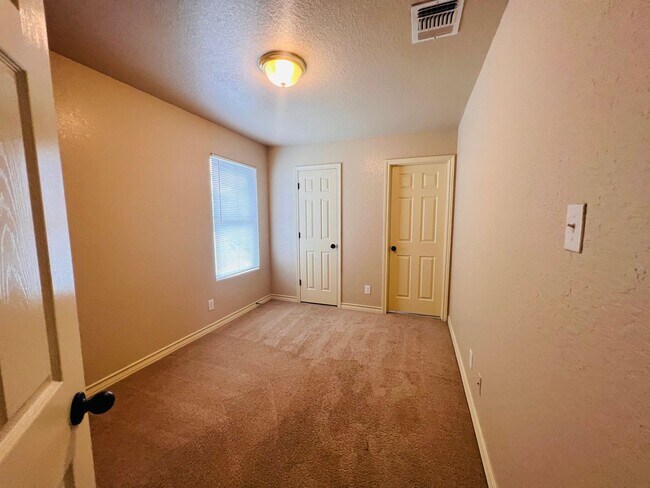 Building Photo - 5105 Flipper Dr