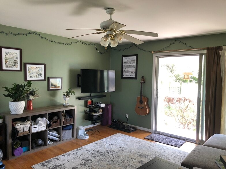 Living Room - 463 Lawnview Cir