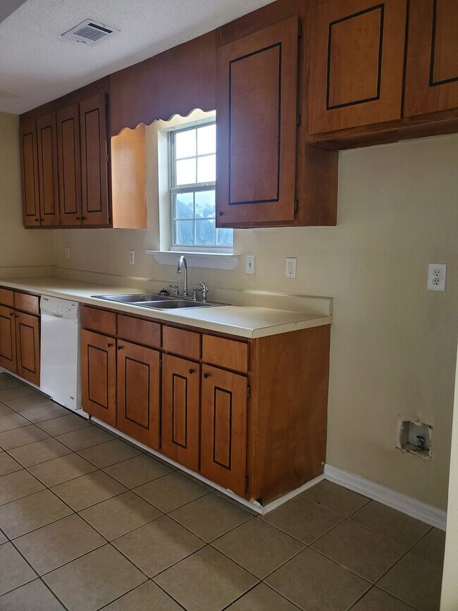 Building Photo - 709 Macey St