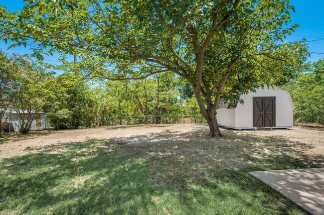 Building Photo - 1004 Darnell Ave