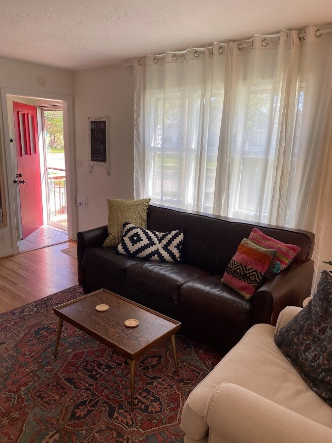 Building Photo - 917 3rd St NE