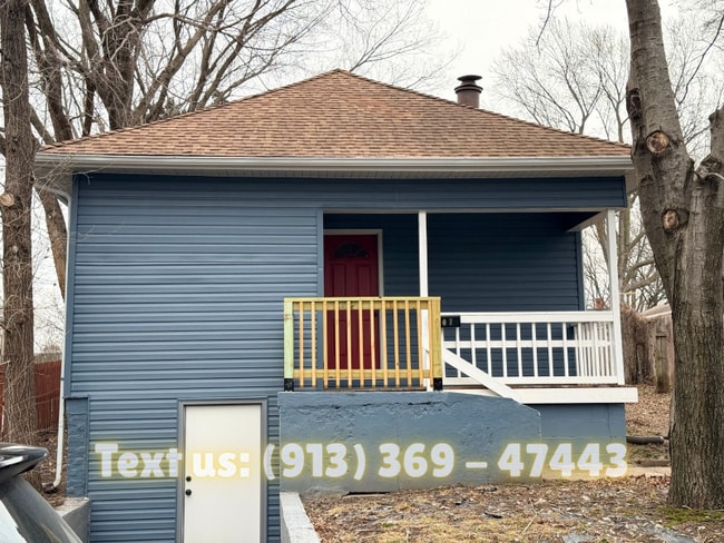 Building Photo - 907 S Cedar Ave