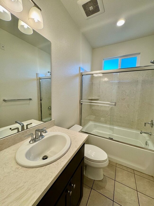 Building Photo - 5 Bedroom 3 Bath Home with Pool, pool and ...