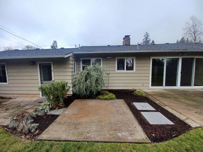 Building Photo - Spacious Mid-Century 3 bed/2 bath home wit...