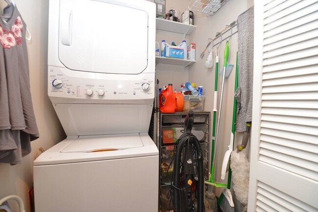 Building Photo - 900 N Kingsbury St