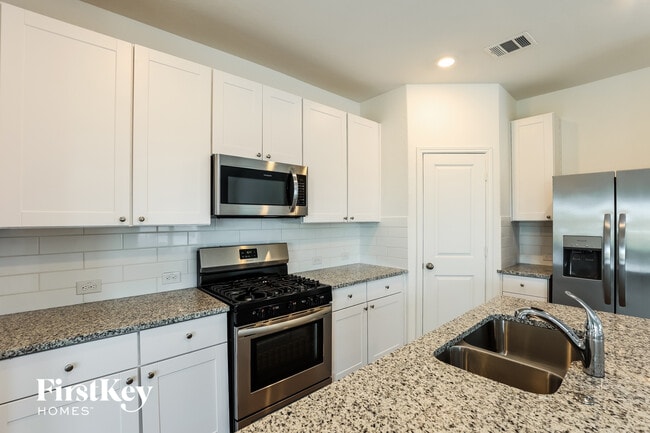 Building Photo - 10719 Vinateros Dr