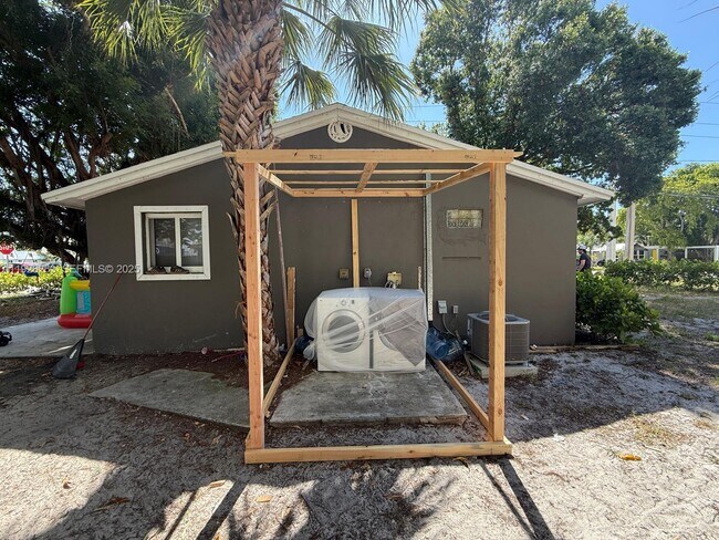 Building Photo - 1299 NE 40th Ct