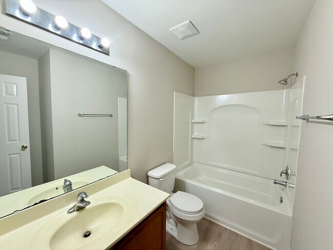 Building Photo - 3550 Crestridge Dr