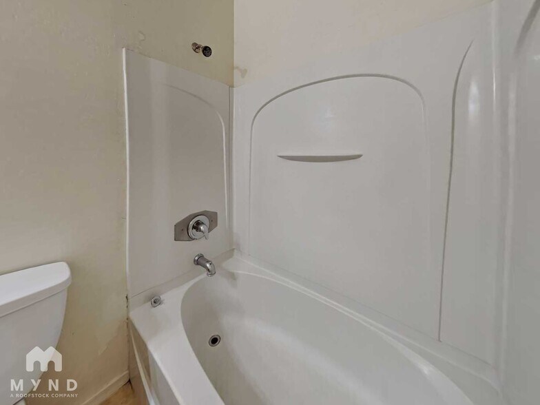 Building Photo - 8028 W Forest Grove Ave