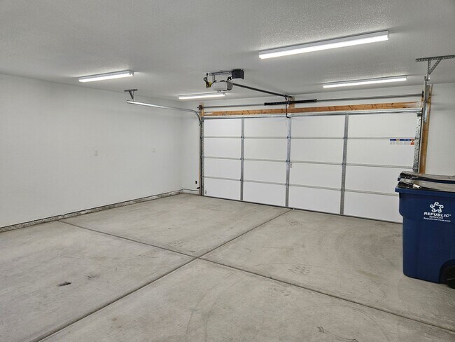 Building Photo - 183 Hacienda Loop