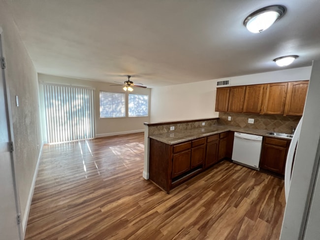 Building Photo - 1505 Larchmont Dr