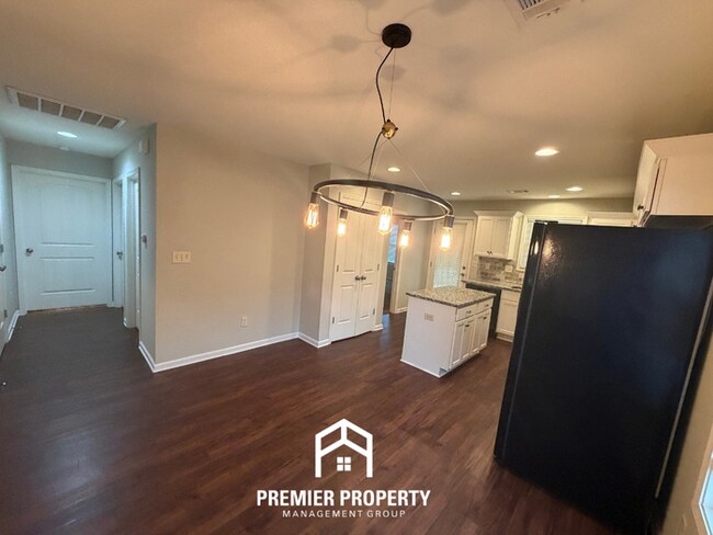 Building Photo - Move-In Ready 3BR Home in Tuscaloosa - Granite Counters & Enclosed Backyard