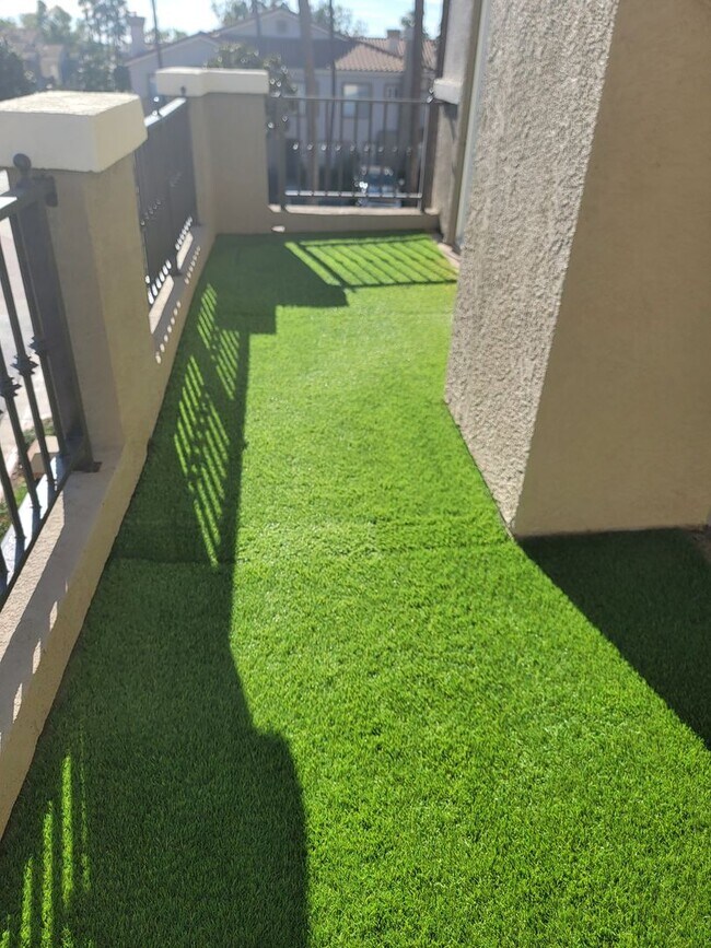 Building Photo - 2 BD/2 BATH