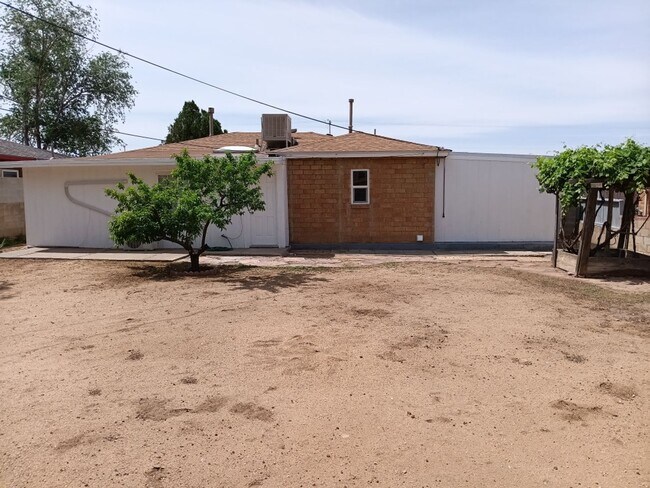 Building Photo - Cozy 4-bedroom, 2-bathroom home! Showings available Soon! Price Drop!!