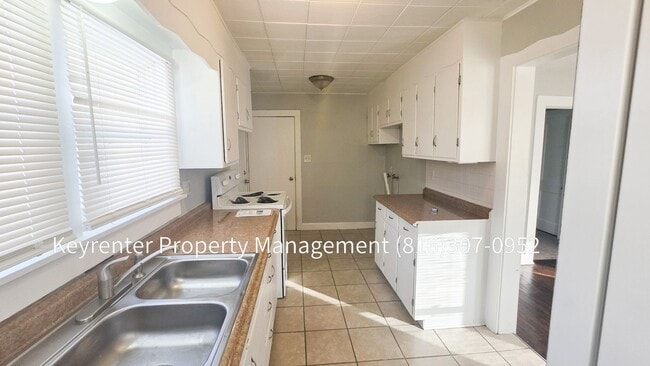 Building Photo - 2 Bed 1 Bath rare to rent!