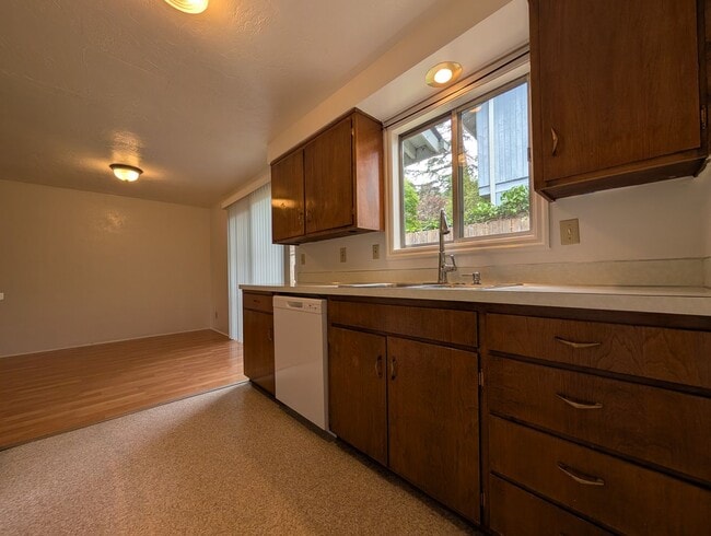 Building Photo - Great 2-Bedroom, 1.5 Bath Duplex in East Eugene!