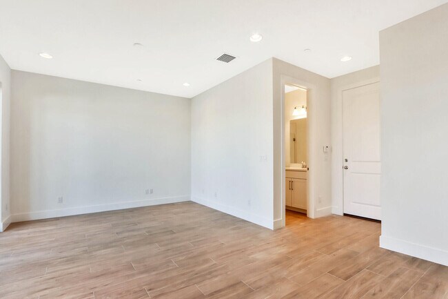 Building Photo - 5352 Sagan Ln