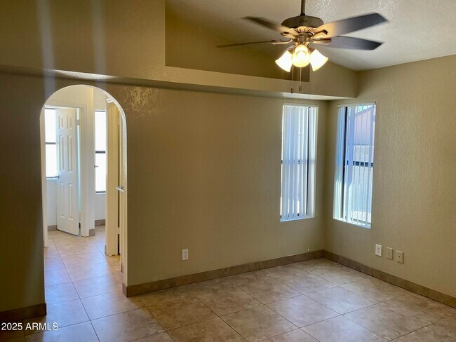 Building Photo - 6502 W Paradise Ln