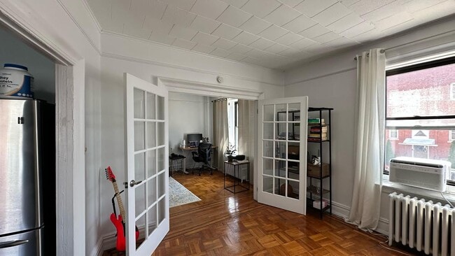 Primary Photo - 272 Hutton St