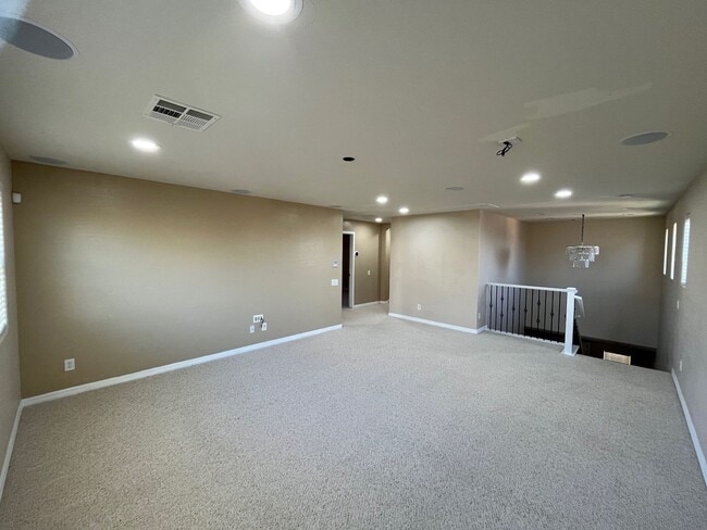Building Photo - Wonderful 4-Bedroom Home with Loft & Den i...