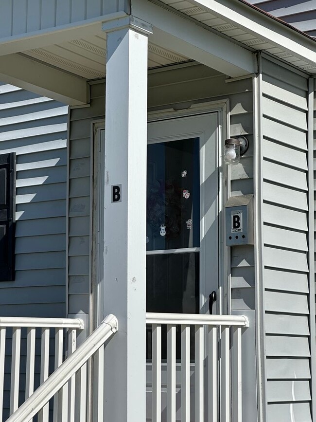 Building Photo - 2 Bedroom 1 Bath Upper Level unit-Close to...
