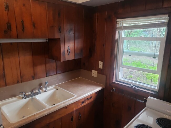 Building Photo - Charming Studio Duplex! rentalsc21.com