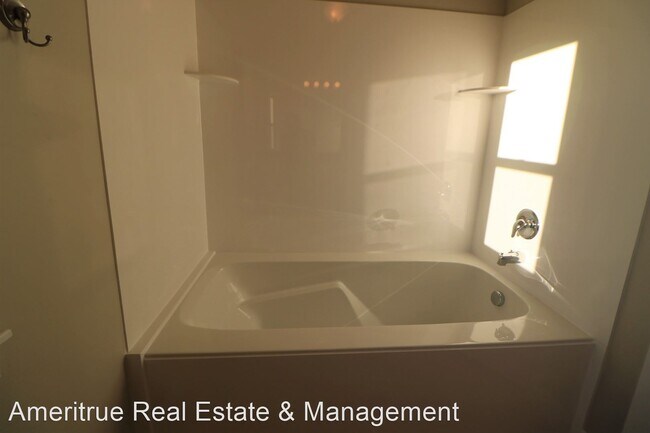 Building Photo - 3 br, 2 bath House - 577 N 220 E