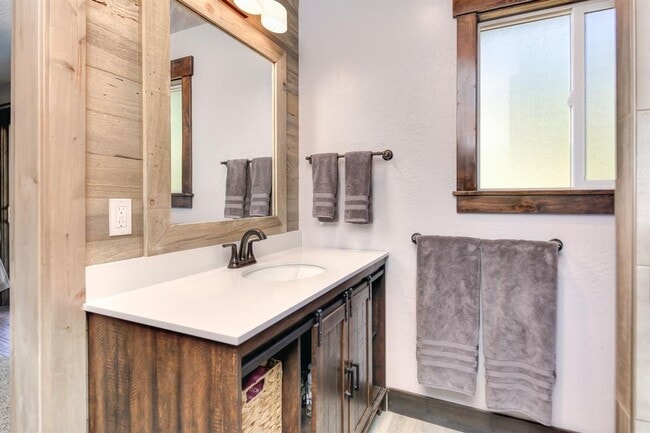 Building Photo - 2 Bedroom Home Tucked away in the Sierras