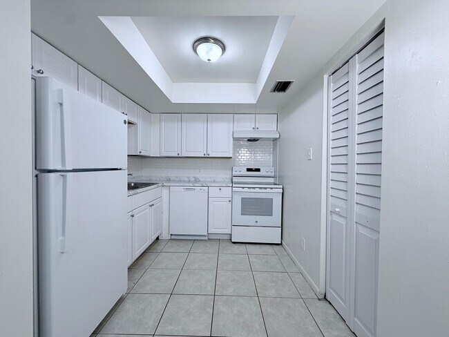 Building Photo - 3084 Collin Dr