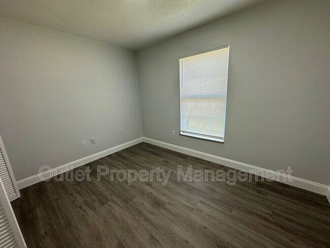 Building Photo - 7526 University Garden Dr