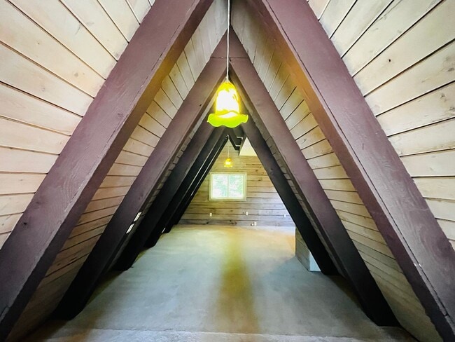 Building Photo - Wonderfully Eclectic Bainbridge Home, Perfect for Nature Lovers!