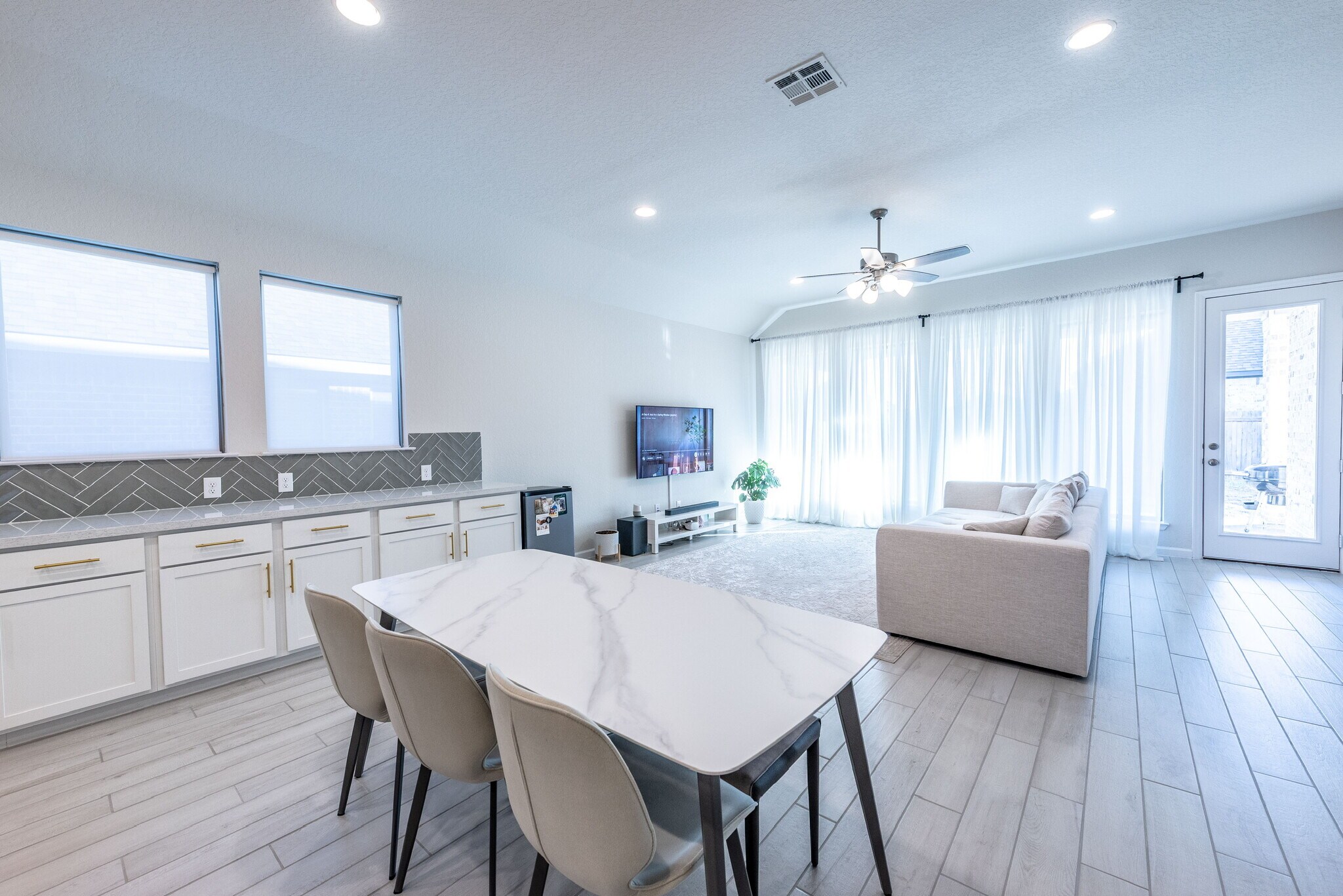 Building Photo - 14336 Apache Wls