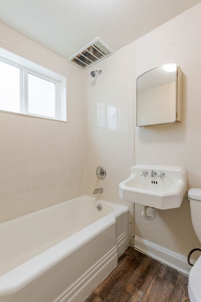 Building Photo - *SPECIAL: $500 off first month | $1061 - 1BR/1BA Pet Friendly Duplex Near Garden of the Gods Park