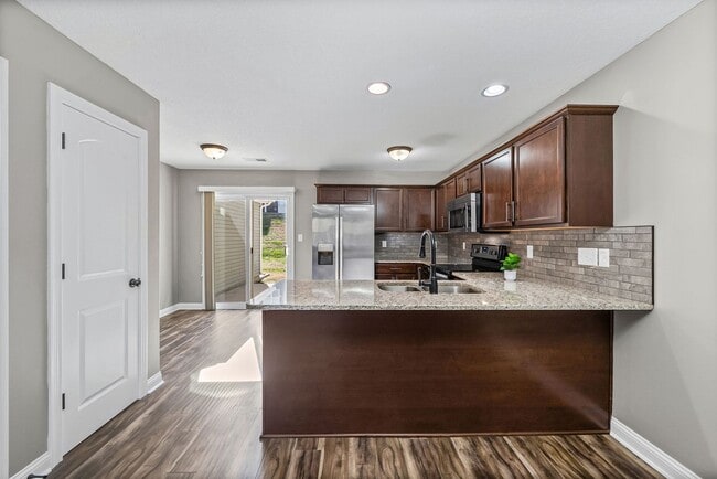 Building Photo - Beautiful 2 Bedroom 2 1/2 Bath Condo For Rent Near Beachaven Vineyard!