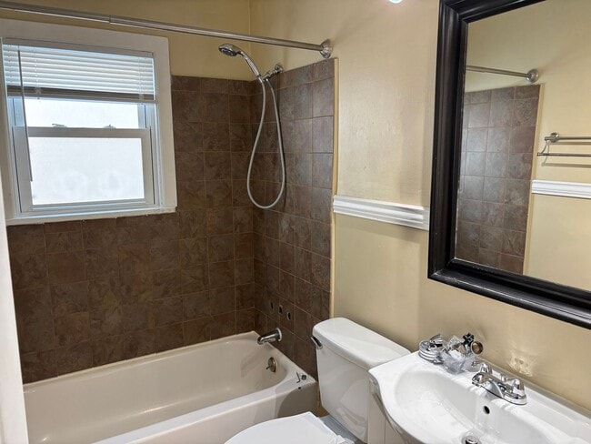 Building Photo - 3 Bedroom House