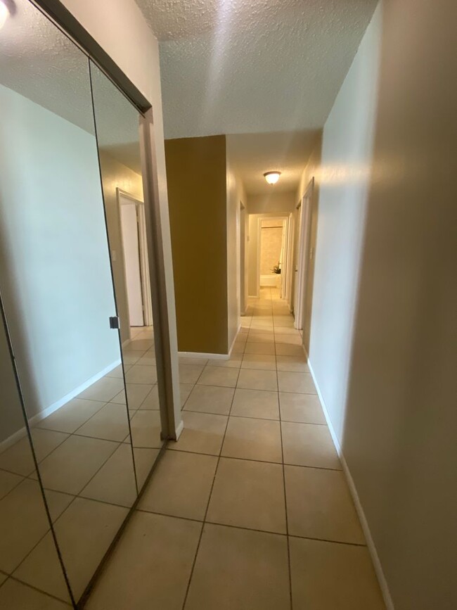 Building Photo - Beautiful Lakefront Condo!