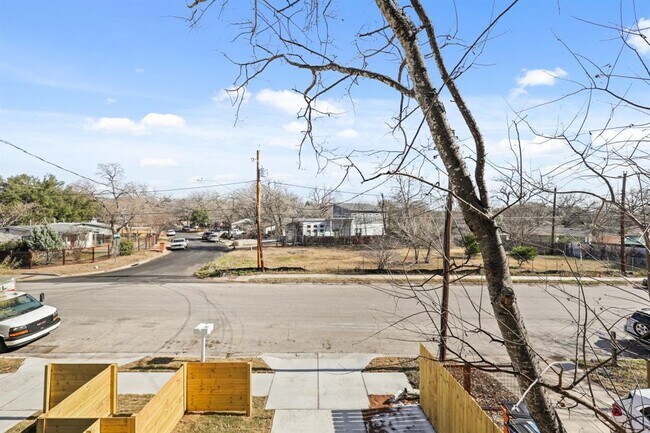 Building Photo - 4801 Sara Dr