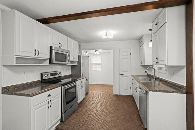 Building Photo - 1001 Horseshoe Dr