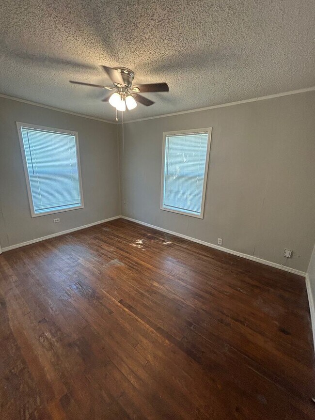 Primary Photo - Inviting 2 Bedroom Home