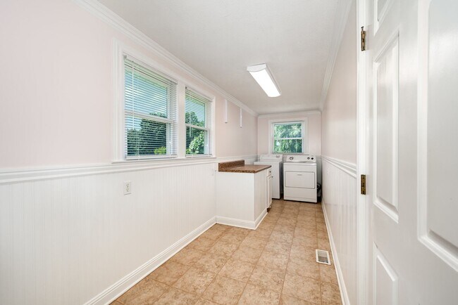 Building Photo - Two Bedroom Farmhouse with LARGE Bonus Room