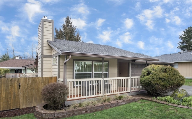 Building Photo - Bright Beautiful Home with huge fenced bac...