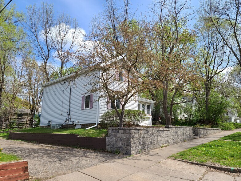 Building Photo - 217 River St