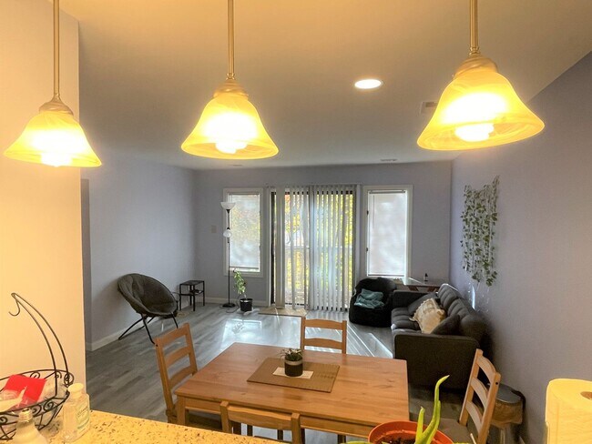 Building Photo - Mill Creek - Updated 2br 2ba garden-style ...