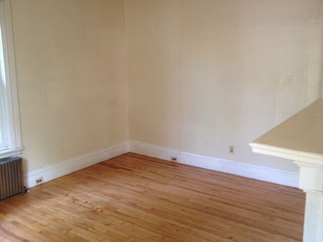 Building Photo - 205 Main St