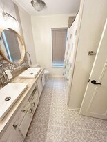 Building Photo - 1304 E Bayou Pky